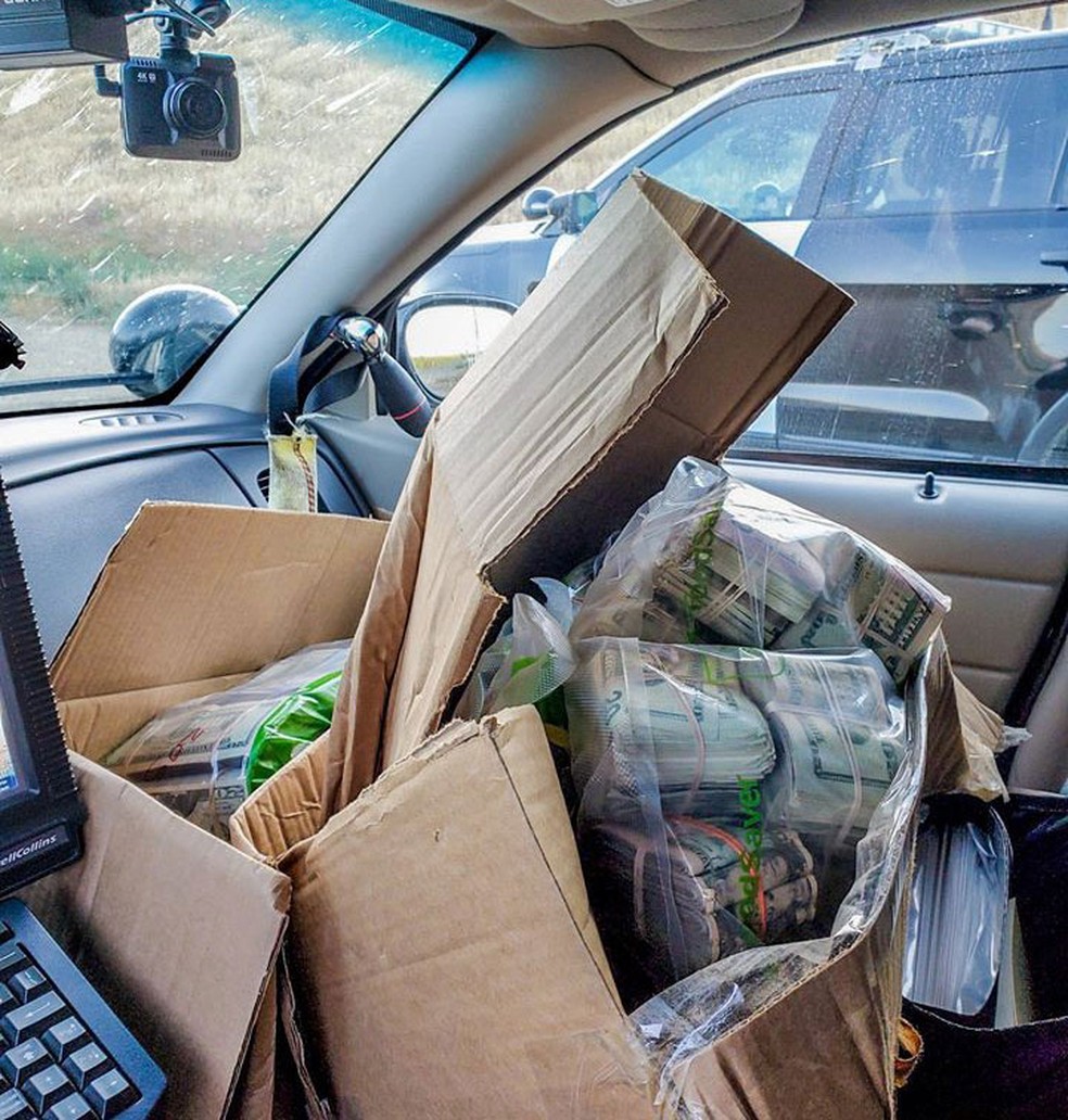 Polícia conseguiu recuperar todo o dinheiro — Foto: Reprodução/Facebook/California Highway Patrol Merced