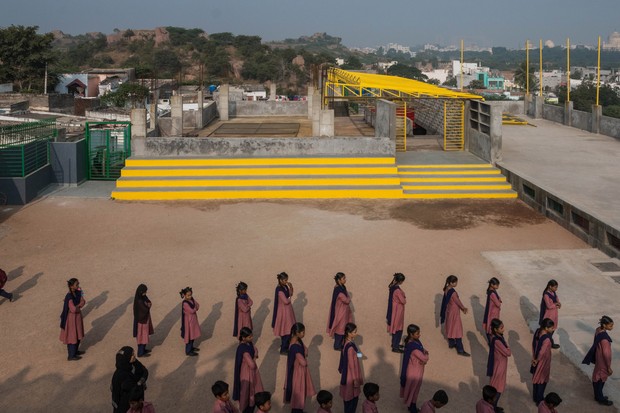Escola é construída em meio às rochas de antigo Forte na Índia (Foto: Divulgação)