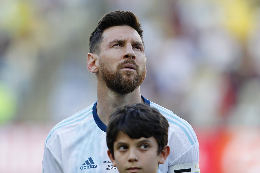 Messi logo após o hino: astro fugiu à regra e cantou antes de a bola rolar — Foto: Getty Images