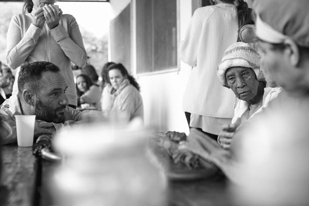 Marcelo Rosenbaum escuta as anciãs falarem sobre o artesanato, na comunidade Quilombo do IvaporunduvaCRÉDITO OBRIGATÓRIO (Foto: © Luiz Cunha/ISA)
