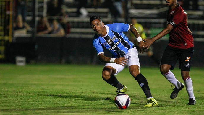 Ausência de Bolaños dá brecha para Barrios ganhar sequência no Grêmio