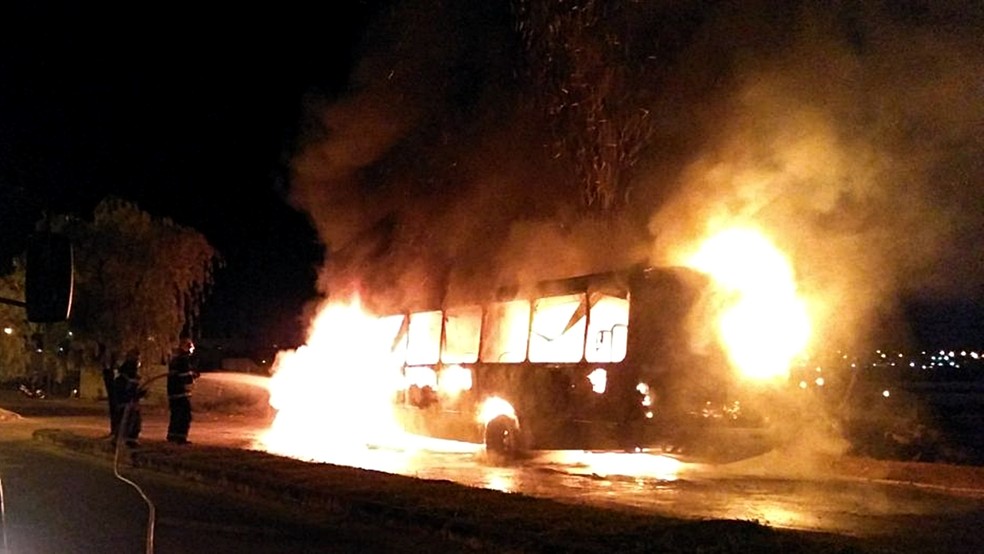 Criminosos incendiaram ônibus em Alfenas (MG) na madrugada deste sábado (5) (Foto: Corpo de Bombeiros)
