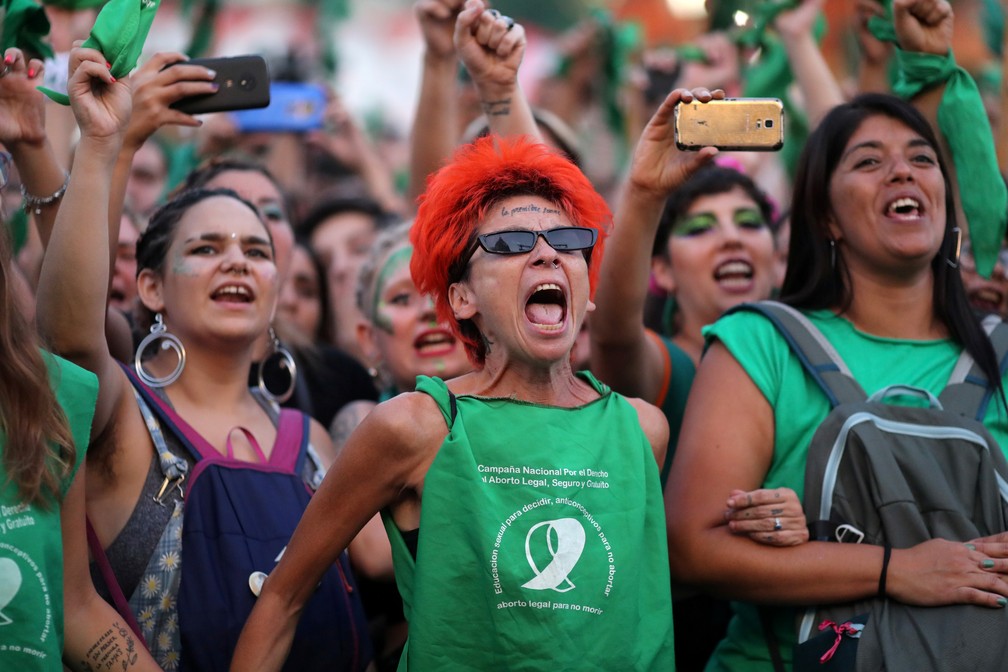 Ativistas seguram lenços verdes, que simbolizam o movimento dos direitos ao aborto, durante uma manifestação para legalizar o aborto em frente ao Congresso argentino, em Buenos Aires em 19 de fevereiro — Foto: Agustin Marcarian/Reuters