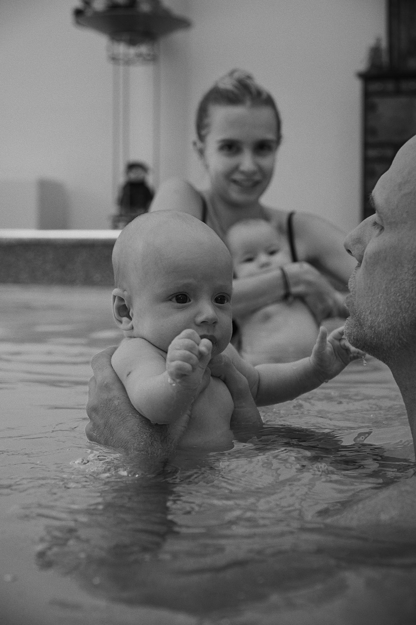 Isa Scherer mostra primeiro banho de piscina dos gêmeos — Foto: Twitter