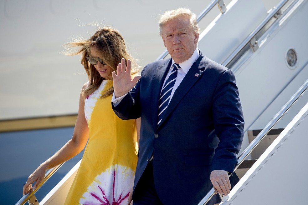 Donald Trump e sua mulher, Melania, chegam à França, onde será realizado encontro do G7 neste sábado (24) — Foto: Andrew Harnik/AP