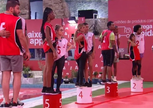 Diferença de altura entre Carla Diaz e Camilla de Lucas despertou atenção do público (Foto: Reprodução/TV Globo)