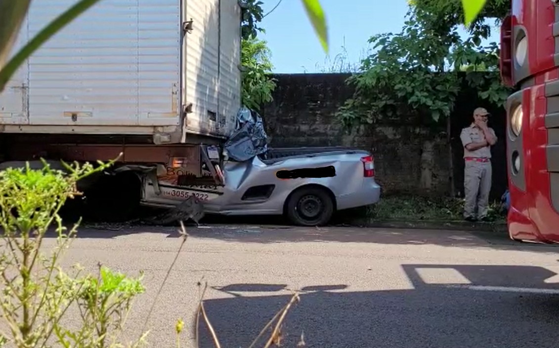 Picape vai parar embaixo de caminhão após batida em avenida de Umuarama; motorista morreu no local, diz Bombeiros