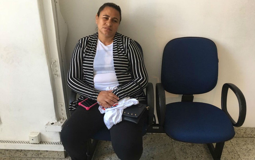  Cristina Batista Lima Ã© mÃ£e da vÃ­tima e testemunhou o crime. Ela passou mal e foi retirada da sessÃ£o â€” Foto: Itana Alencar/G1BA