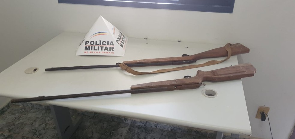 Armas apreendidas pela PM no local — Foto: Polícia Militar / Divulgação