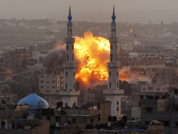Fumaça sobe após ataque das forças israelenses na Faixa de Gaza (Foto: Hatem Moussa/AP)