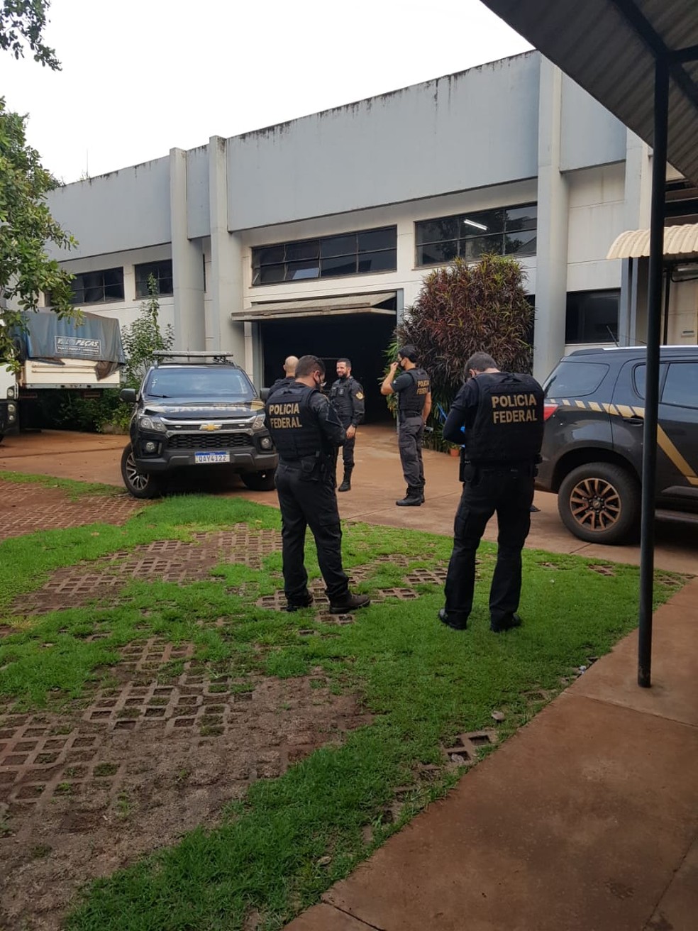 Agentes em ação contra grupo criminoso especialista no contrabando de cigarros — Foto: Polícia Federal/Divulgação