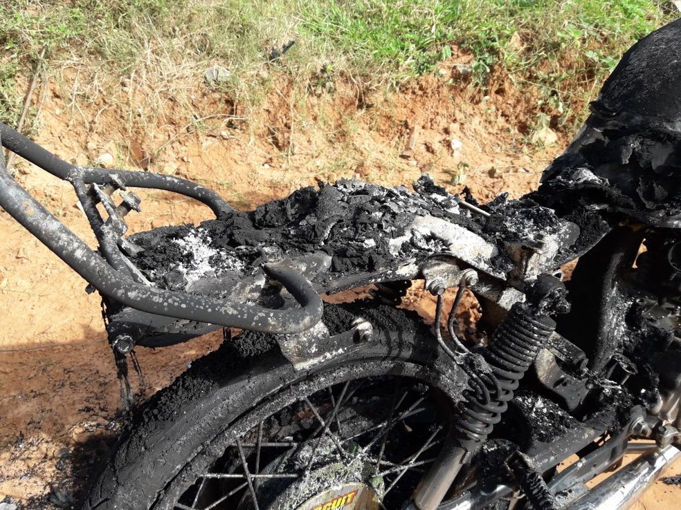 Corpo e motocicleta queimada foram encontrados em uma estrada rural em Presidente Prudente (Foto: Betto Lopes/ TV Fronteira)