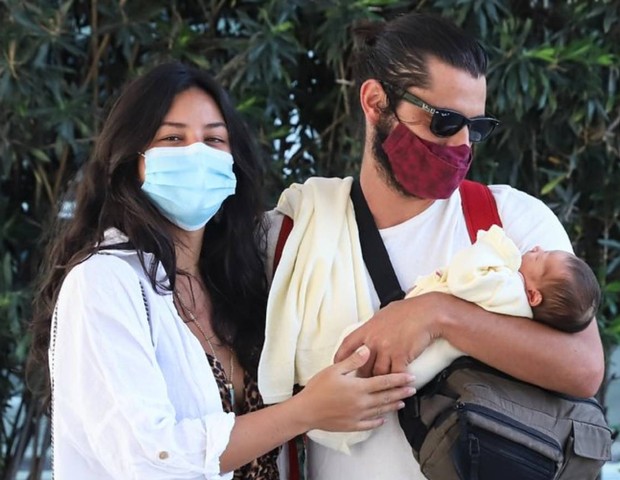 Yanna Lavigne e Bruno Gissoni deixam a maternidade com a filha recém-nascida (Foto: Daniel Pinheiro/AgNews)