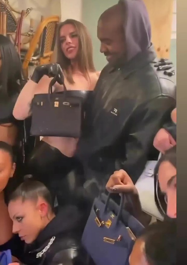 Kanye West presenteia Julia Fox e suas amigas com bolsas grifadas (Foto: Reprodução/ Instagram  )