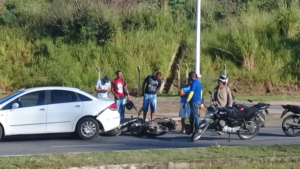 Acidente entre carro e moto deixa feridos em Salvador  â?? Foto: Cid Vaz/TV Bahia