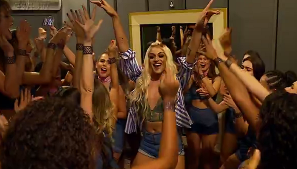 Pabllo é ovacioanada por bailarinas nos bastidores do Domingão (Foto: TV Globo)