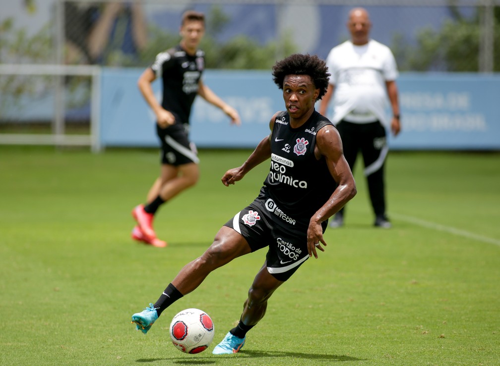 Willian durante o treino deste sábado do Corinthians — Foto: Rodrigo Coca/Agência Corinthians