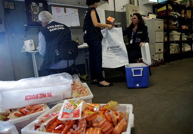 Integrantes da Vigilância Sanitária fazem coleta em supermercado do Rio de Janeiro, como parte da investigação após denúncias da Operação Carne Fraca (Foto: Ricardo Moraes/Reuters)