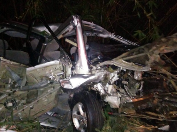 Carros bateram de frente na tarde deste domingo (26) na MG-347, em São José do Alegre, e passageira morreu (Foto: Polícia Militar Rodoviária)