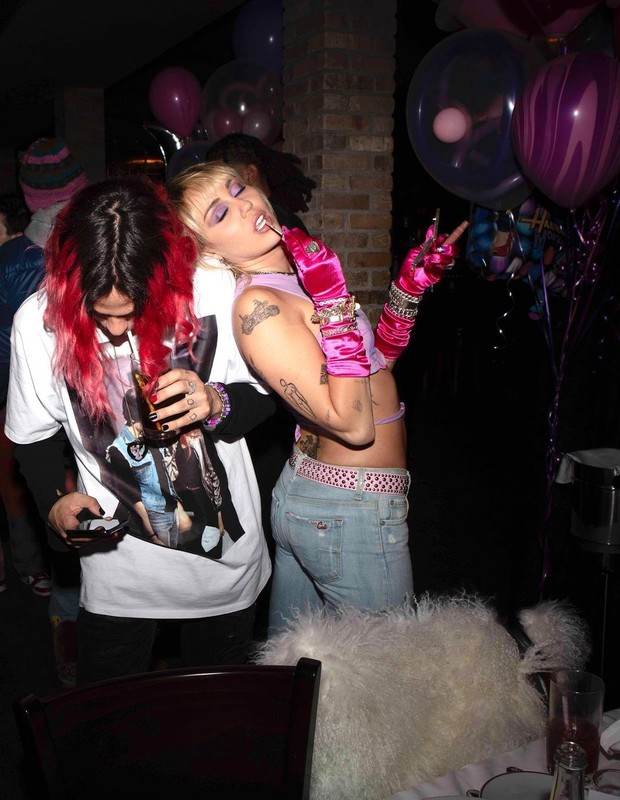 Miley Cyrus faz festa para celebrar 15 anos de estreia de Hannah Montana (Foto: Vijat Mohindra)