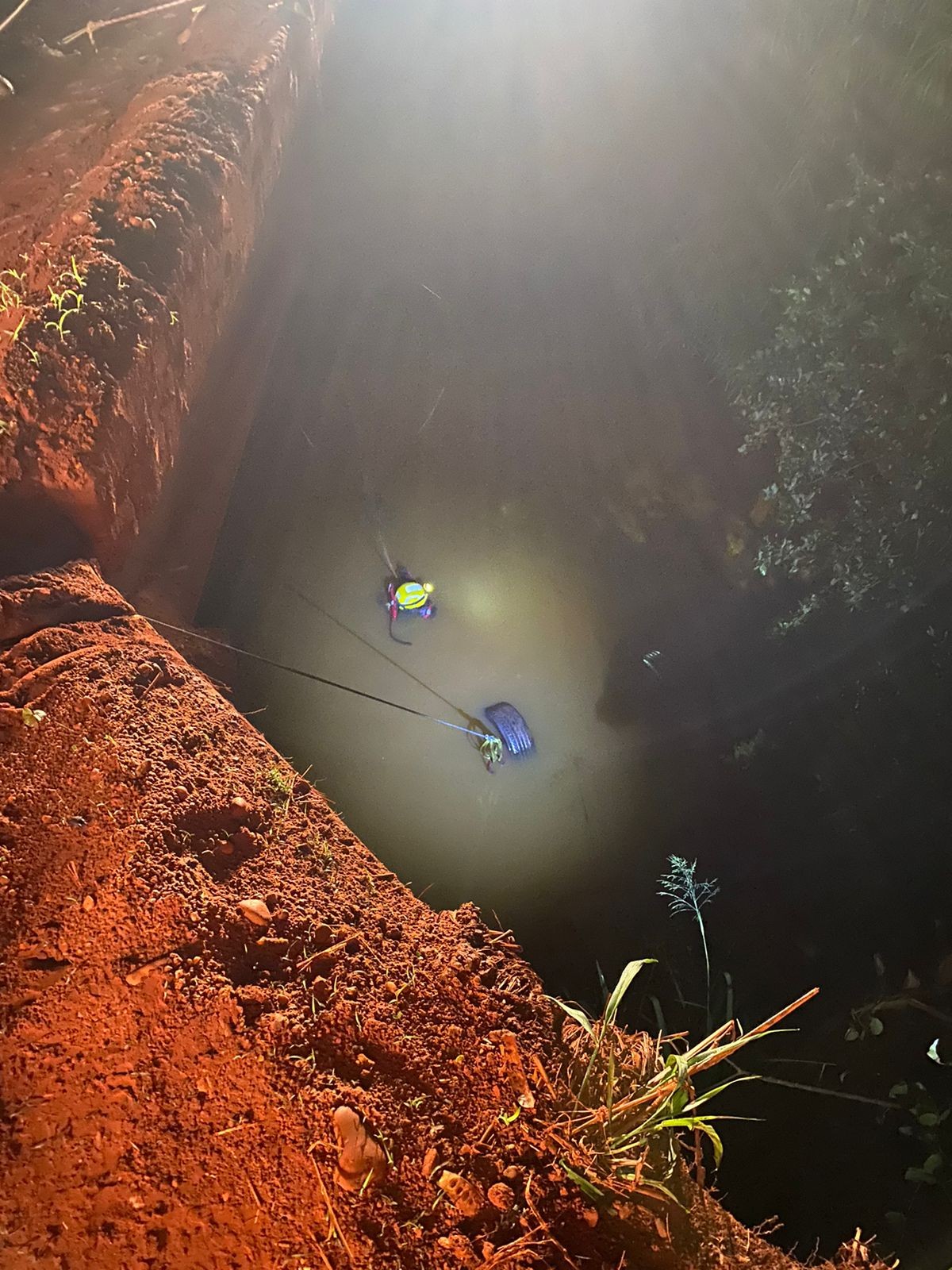 Carro cai de ponte, fica submerso e motorista morre afogado preso ao cinto de segurança em MG