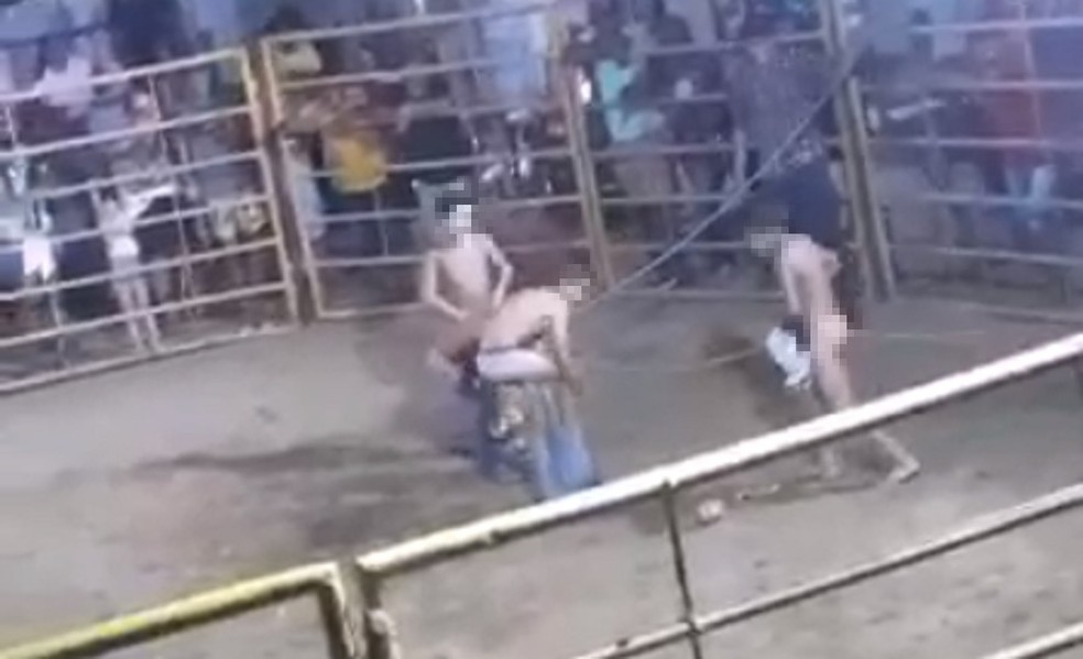 Crianças ficam sem roupa durante brincadeira em rodeio. Polícia investiga se foi em evento realizado na cidade de Baturité, no Ceará. — Foto: Reprodução