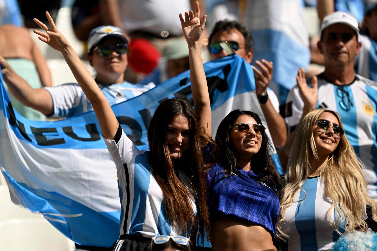 Torcedoras argentinas posam para foto antes do começo da partida — Foto: KIRILL KUDRYAVTSEV/AFP