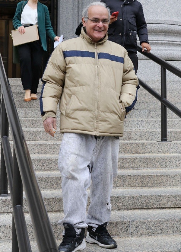 Daniel Hernandez, pai do rapper Tekashi 6ix9ine, saindo do tribunal após julgamento do filho (Foto: Getty Images)