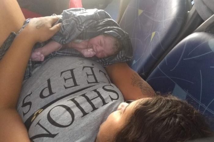 Mãe posa com bebê recém-nascido dentro de ônibus na capital gaúcha (Foto: Arquivo Pessoal) Mãe posa com bebê recém-nascido dentro de ônibus na capital gaúcha (Foto: Arquivo Pessoal)