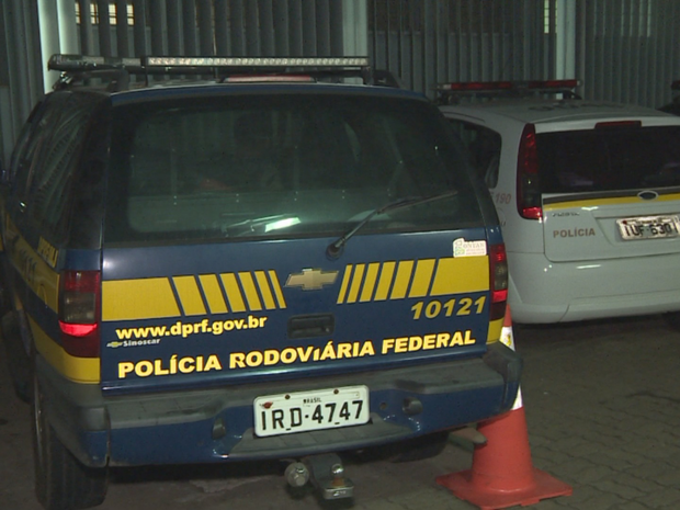 Presos voltam a esperar vagas em presídios dentro de viaturas, Canoas (Foto: Reprodução/RBS TV)