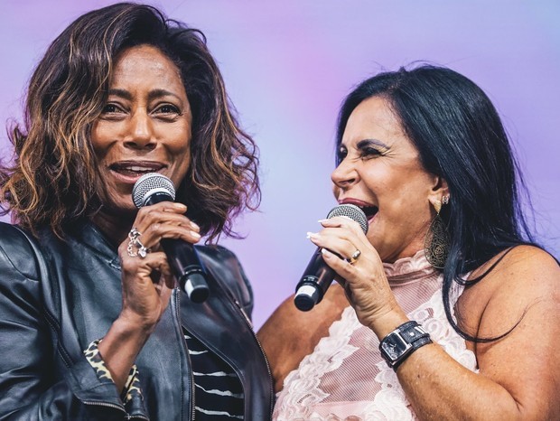 Apresentadora Gloria Maria e cantora Gretchen falam em evento de marketing em Florianópolis — Foto: Reprodução