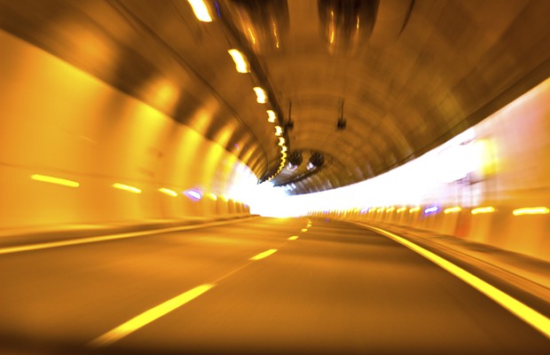 Túnel; Trânsito; Carro; Estrada (Foto: ThinkStock )
