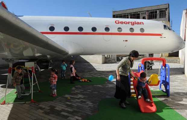 Avião Yakovlev Yak-42 foi transformado em 'playground' para crianças em escola em Rustavi. (Foto: Vano Shlamov/AFP)