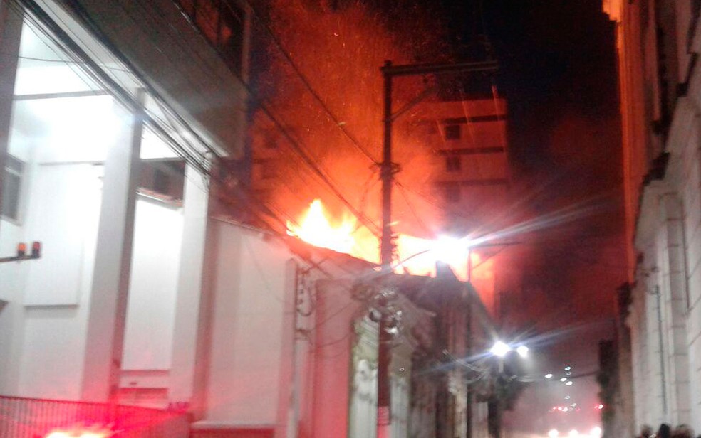 Incêndio ocorre no centro de Salvador (Foto: Jones França / Arquivo Pessoal)