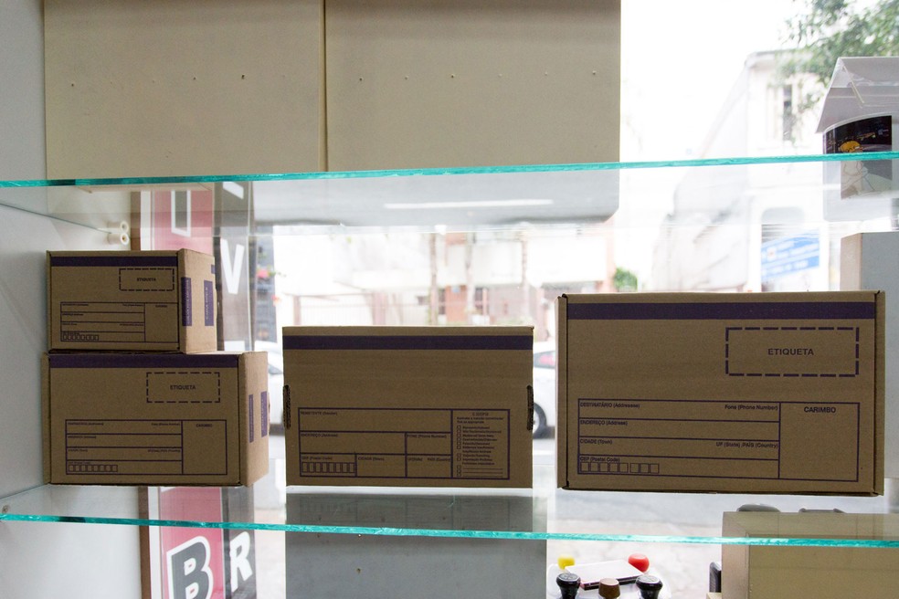 Loja de carimbos e chaveiro passou a vender caixas no padrão Correios após desabastecimento em agência na Rua Matias Aires (Foto: Marcelo Brandt/G1)