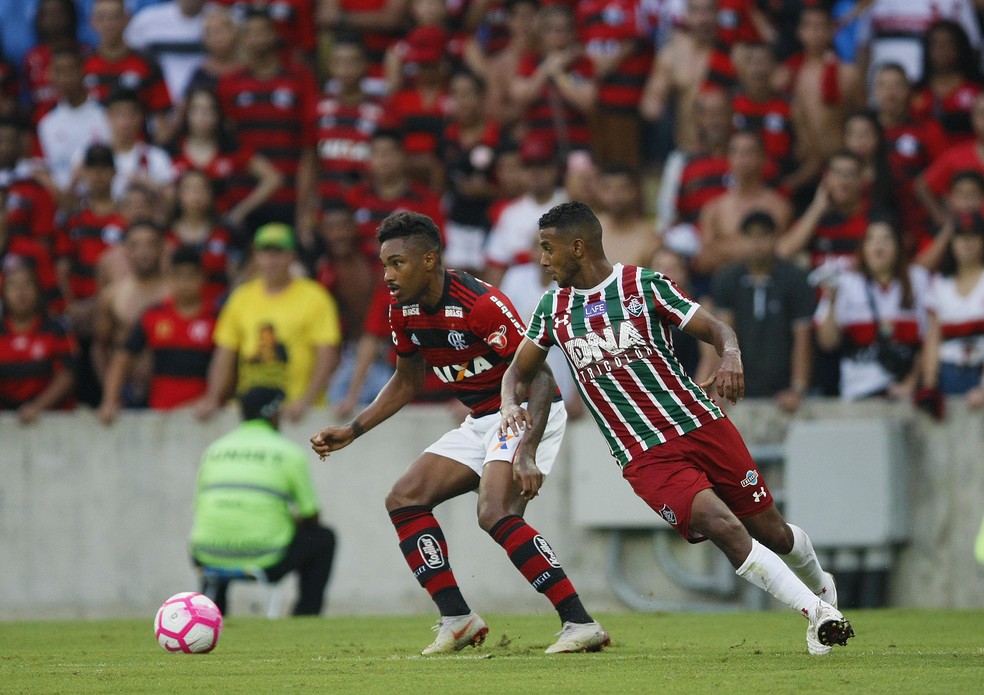 Vitinho envolveu Mateus Norton e fez a diferenÃ§a em clÃ¡ssico â?? Foto: Marcelo de Jesus / AgÃªncia Estado