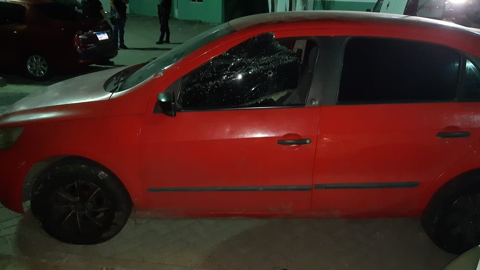 Marcas de tiros no carro do jovem de 22 anos assassinado em Macaíba, na Grande Natal — Foto: Sérgio Henrique Santos/Inter TV Cabugi