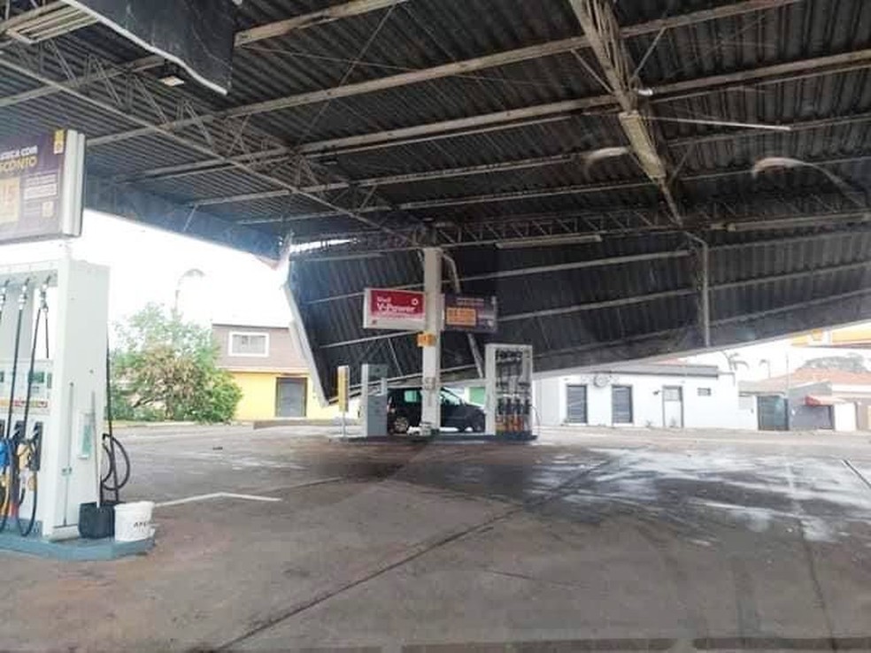 Estrutura de posto de combustível em Pirassununga foi danificada com o temporal — Foto: Redes