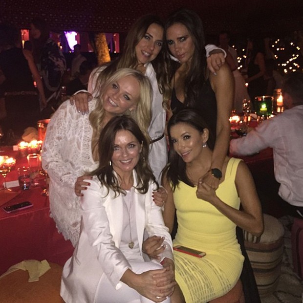 Victoria Beckham comemora aniversário do marido na companhia da atriz Eva Longoria, sua melhor amiga, e das ex-Spice Girls Emma Bunton, Mel C e Geri Halliwell  (Foto: Reprodução/Instagram)
