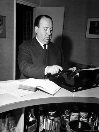 O diretor, produtor e roteirista Alfred Hitchcock, mais conhecido pelo filme Psicose, escrevendo em sua Underwood Champion portátil (Foto: Reprodução)