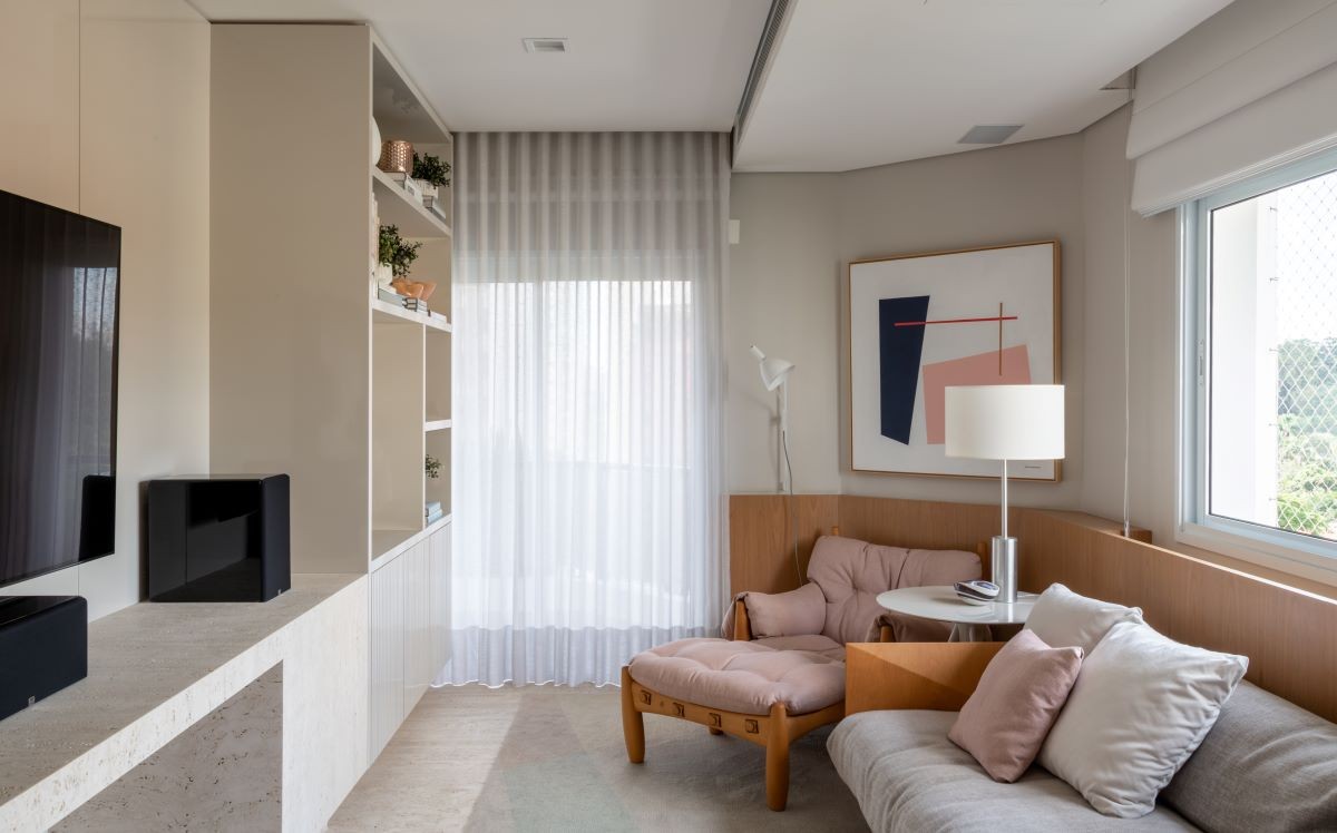 HOME | O sofá de Jader Almeida garante conforto para o ambiente. A poltrona 