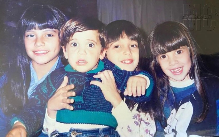 Cleo Pires com os irmãos Fiuk, Tainá e Krizia
