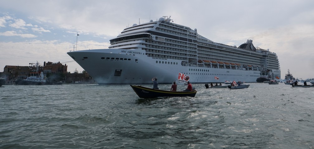 Volta dos cruzeiros em Veneza gera protestos — Foto: Manuel Silvestri/Reuters
