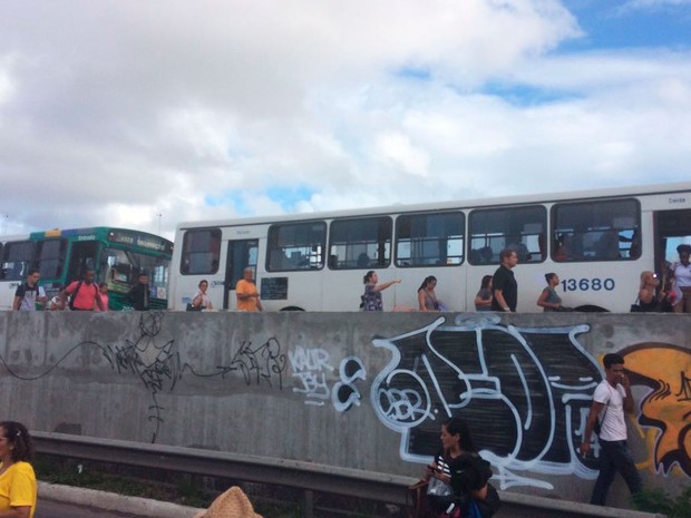 Passageiros descem dos ônibus porque as pistas estão interditadas (Foto: Henrique Mendes/G1)