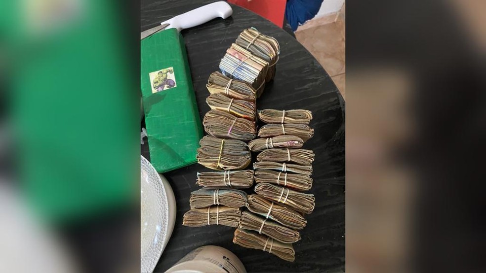 Policiais aprenderam grande quantidade de dinheiro durante operação contra crime organizado — Foto: Polícia Militar/Divulgação
