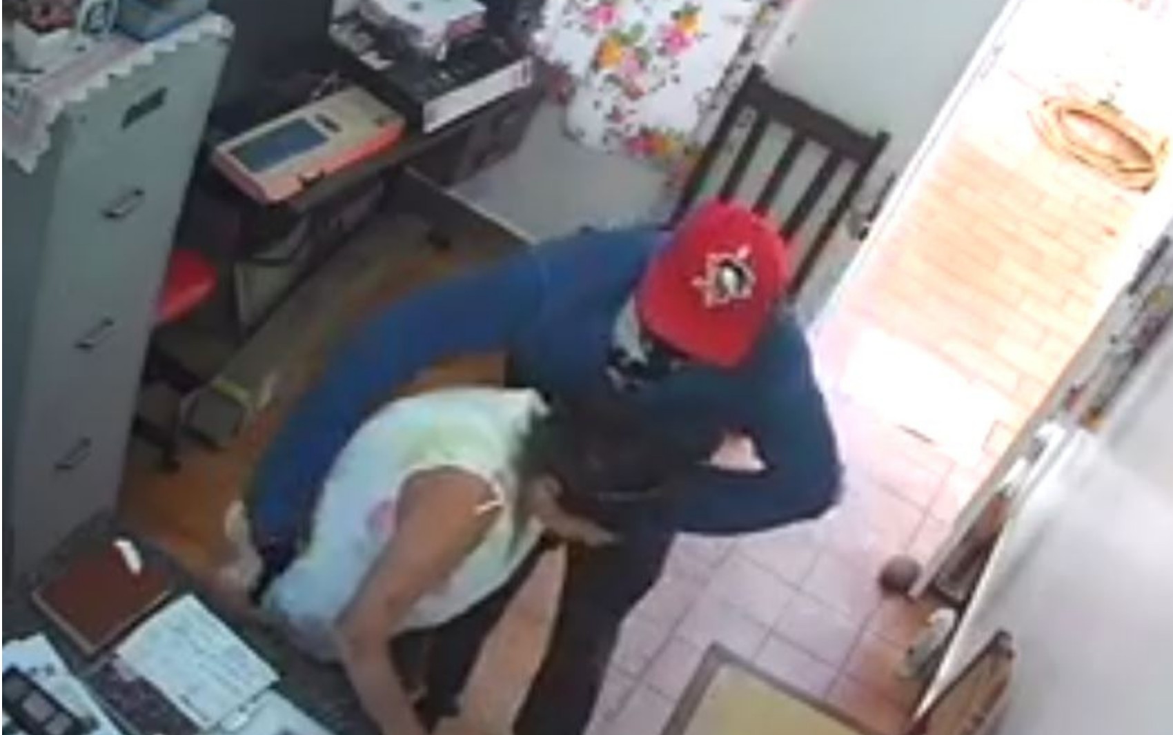 Ladrão armado ajuda idosa rendida a andar durante assalto em Guaíra, SP; VÍDEO