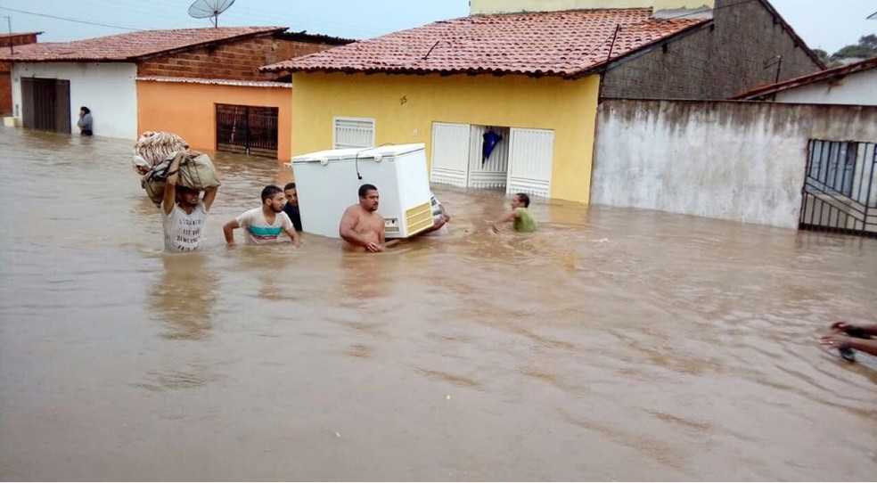 Moradores tentam salvar alguns objetos de casas que ficaram alagadas no municÃ­pio de Tuntum (MA). (Foto: DivulgaÃ§Ã£o/Paulino Silva)
