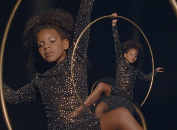 A pequena Blue Ivy, filha da cantora Beyoncé, na cadeira Hanging Hoop Chair, no vídeo da canção Find Your Back Way (Foto: Reprodução)