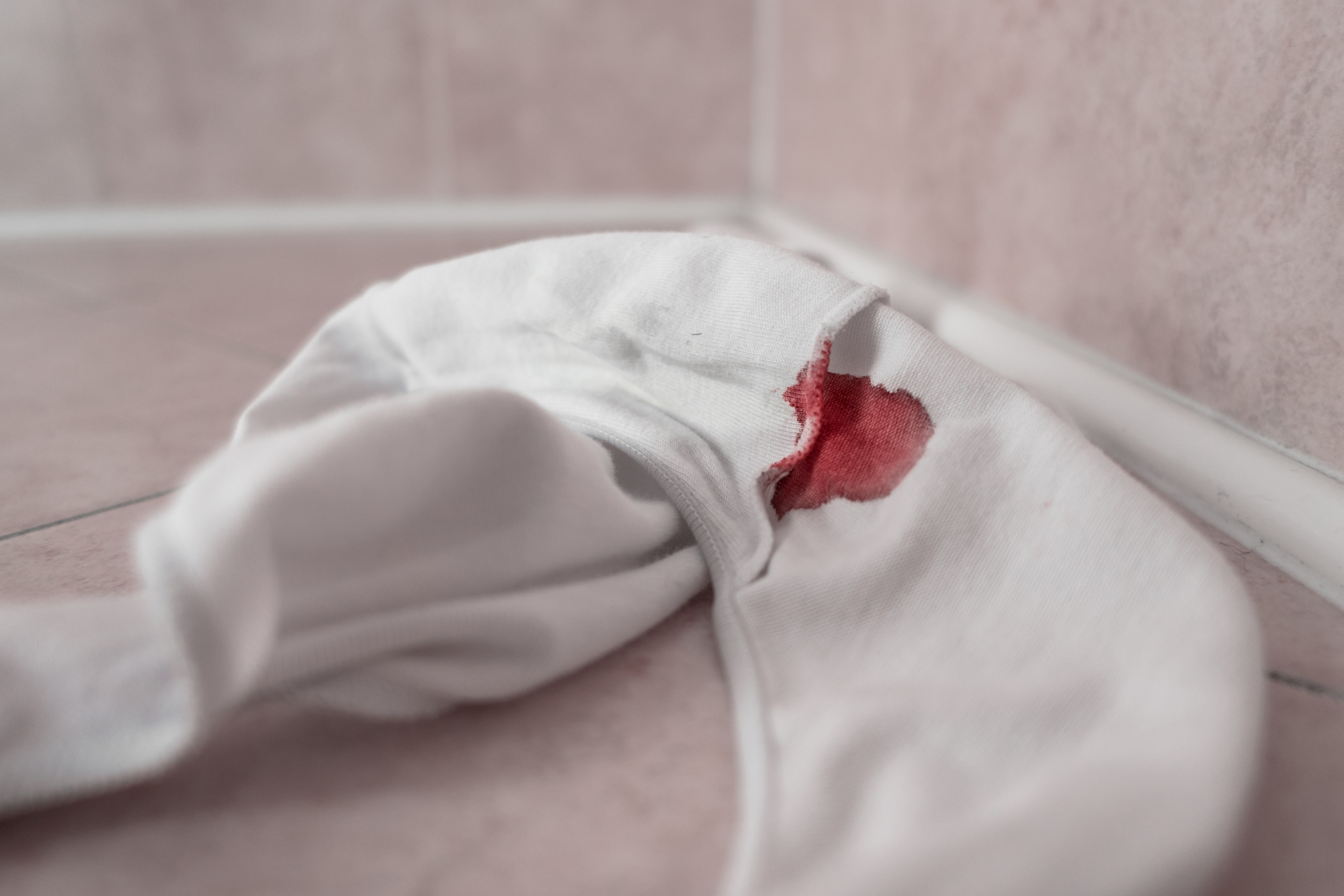 Aluna comete suicídio após ser expulsa da sala por menstruação que vazou (Foto: Getty Images)