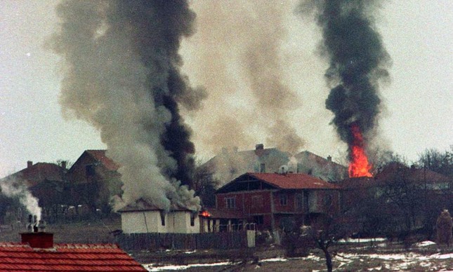 Casas de Drenica, ao norte de Pristina, capital do Kosovo, foram incendiadas por forças sérvias dois dias antes de intervenção da Otan